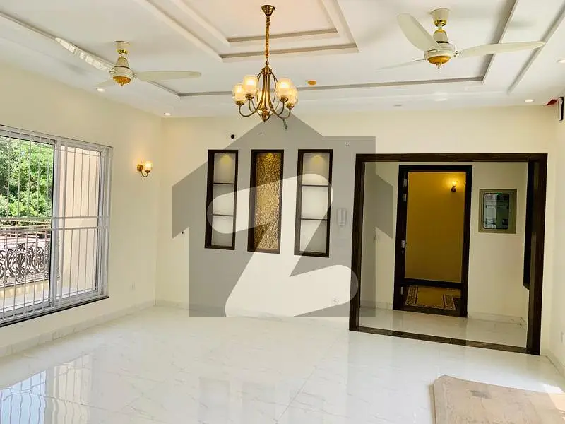ONE KANAL BEAUTIFULL UPPER PORTION LOWER PORTION LOCK AVALIABLE FOR RENT IN DHA PHASE 4.