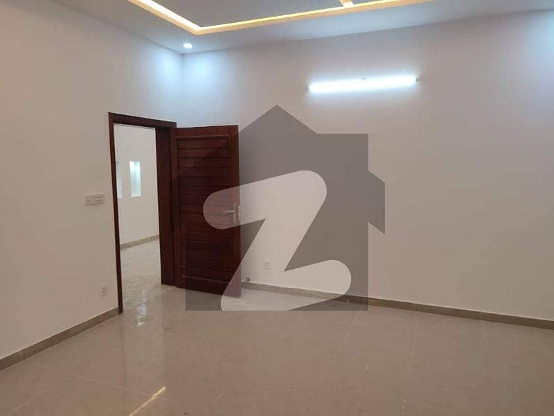 6 BEDROOMS DOUBLE STOREY HOUSE IS AVAILABLE FOR RENT