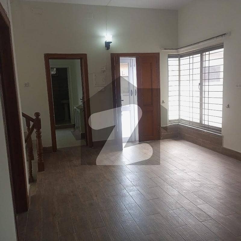 6 BEDROOMS DOUBLE STOREY HOUSE IS AVAILABLE FOR RENT.