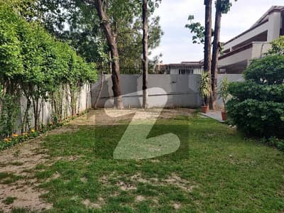 1000 sqyd Renovated House available for rent