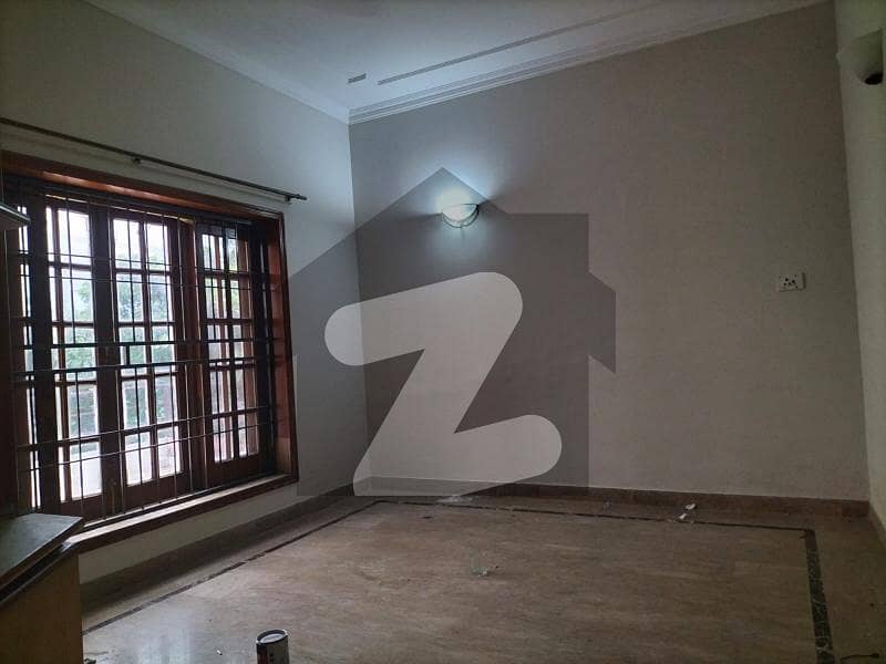 10 MARLA USED HOUSE AVAILABLE FOR SALE IN DHA PHASE 8 REASONABLE PRICE