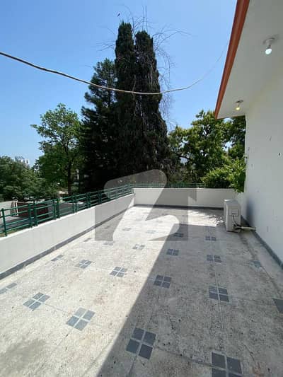 A DECENT HOUSE 1244 SQYRDS/ F-7/3 IS AVAILABLE FOR SALE/