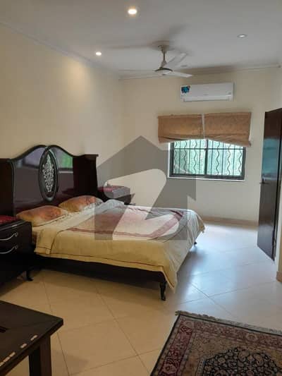 ماڈل ٹاؤن لاہور میں 5 کمروں کا 1 کنال مکان 2.4 لاکھ میں کرایہ پر دستیاب ہے۔