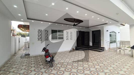 این ایف سی 1 - بلاک اے (این ڈبلیو) این ایف سی 1,لاہور میں 6 کمروں کا 1 کنال مکان 2.0 لاکھ میں کرایہ پر دستیاب ہے۔