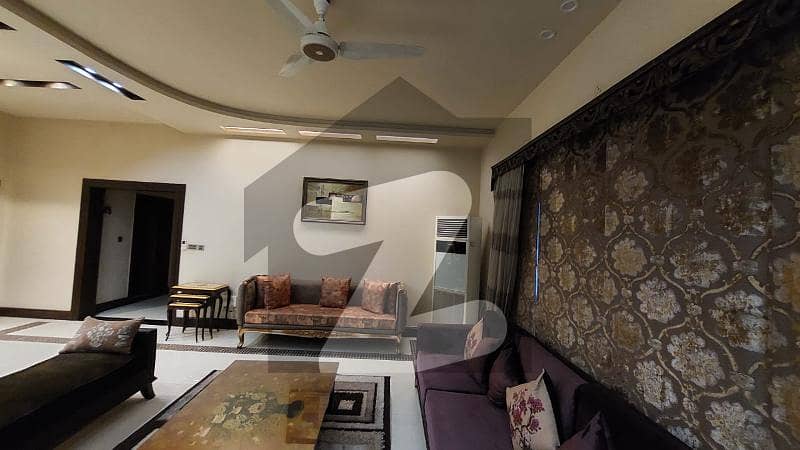 کینال پارک فیصل آباد میں 5 کمروں کا 1 کنال مکان 7.5 کروڑ میں برائے فروخت۔