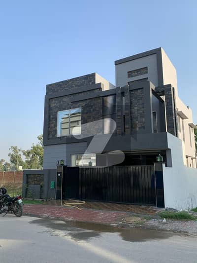 بحریہ آرچرڈ لاہور میں 5 کمروں کا 8 مرلہ مکان 2.8 کروڑ میں برائے فروخت۔