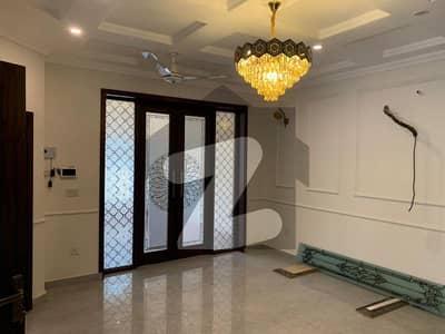 8 Marla Like New House For Sale In Umer Block Bahria Town Lahore.
