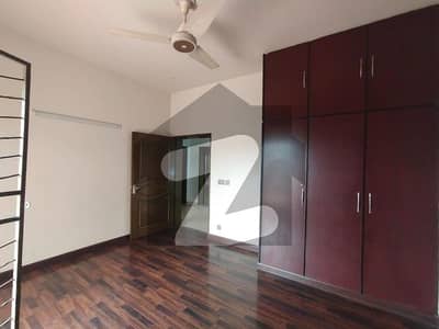 ڈی ایچ اے فیز 4 ڈیفنس (ڈی ایچ اے),لاہور میں 4 کمروں کا 10 مرلہ مکان 3.75 کروڑ میں برائے فروخت۔