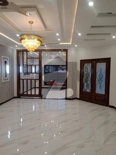 بحریہ ٹاؤن سیکٹرڈی بحریہ ٹاؤن,لاہور میں 5 کمروں کا 10 مرلہ مکان 3.5 کروڑ میں برائے فروخت۔