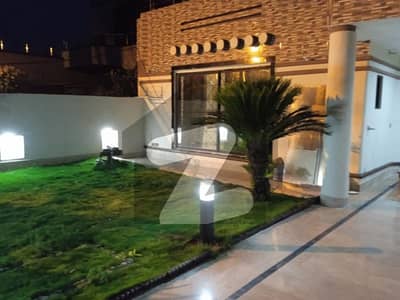 جوہر ٹاؤن فیز 1 جوہر ٹاؤن,لاہور میں 6 کمروں کا 1 کنال مکان 6.5 کروڑ میں برائے فروخت۔