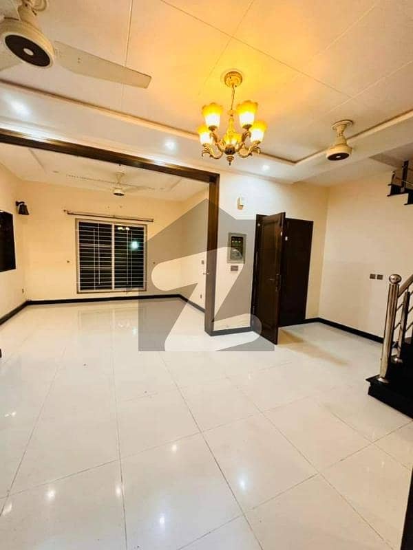بحریہ ٹاؤن سیکٹر B بحریہ ٹاؤن,لاہور میں 3 کمروں کا 5 مرلہ مکان 45.0 ہزار میں کرایہ پر دستیاب ہے۔