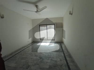 رحمان گارڈنز لاہور میں 3 کمروں کا 10 مرلہ فلیٹ 1.4 کروڑ میں برائے فروخت۔