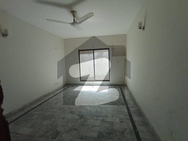 رحمان گارڈنز لاہور میں 3 کمروں کا 10 مرلہ فلیٹ 1.4 کروڑ میں برائے فروخت۔