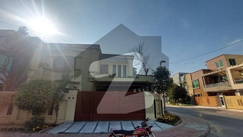 12 MARLA USED BEAUTIFUL CORNER HOUSE FOR SALE IN GULMOHAR BLOCK BAHRIA TOWN LAHORE