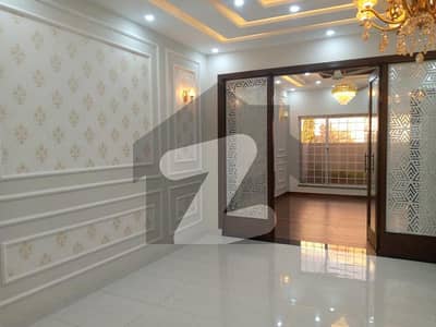 بحریہ ٹاؤن سیکٹر سی بحریہ ٹاؤن,لاہور میں 5 کمروں کا 10 مرلہ مکان 1.2 لاکھ میں کرایہ پر دستیاب ہے۔