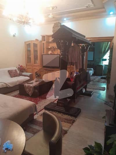 فیصل ٹاؤن لاہور میں 5 کمروں کا 10 مرلہ مکان 4.5 کروڑ میں برائے فروخت۔