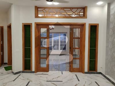 پشاور روڈ راولپنڈی میں 4 کمروں کا 6 مرلہ مکان 3.7 کروڑ میں برائے فروخت۔