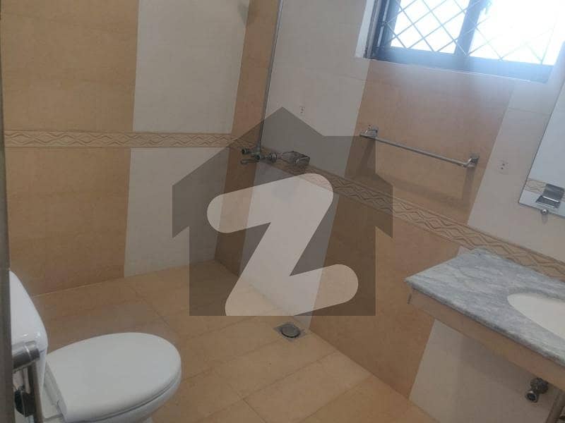 ایف ۔ 11 اسلام آباد میں 7 کمروں کا 1 کنال مکان 4.5 لاکھ میں کرایہ پر دستیاب ہے۔