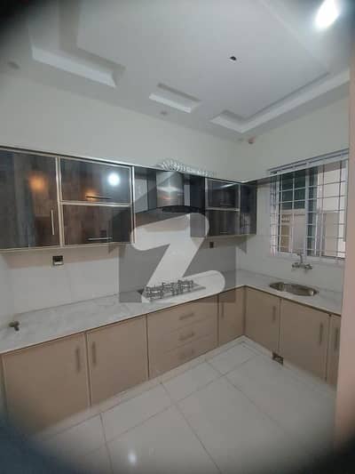 1 Kanal House is Available For Rent