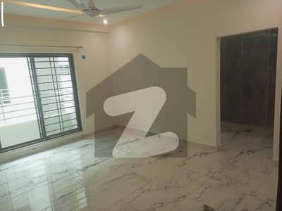 10 MARLA 3 BEDROOMS APARTMENT AVAILABLE FOR RENT BRAND NEW