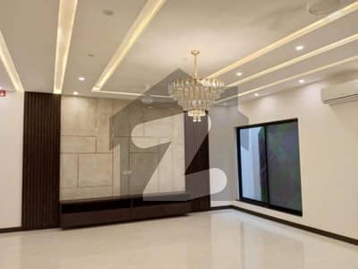 1 KANAL ULTRA MODERN SLIGHTLY USED HOUSE TOP LOCATION OF DHA PHASE 6 AVAILABLE FOR SALE