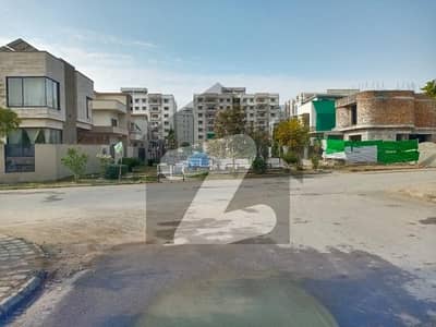 1 Kanal Plot On Club Road For Sale