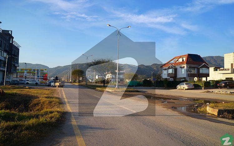 A 40x80 plot on the main service road with a stunning view of Margalla Hills! available for sale