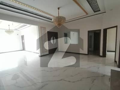 Stunning and affordable Prime Location House available for sale in Shalimar Colony
