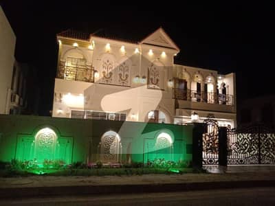 بحریہ ٹاؤن نشتر بلاک بحریہ ٹاؤن سیکٹر ای,بحریہ ٹاؤن,لاہور میں 5 کمروں کا 1 کنال مکان 6.9 کروڑ میں برائے فروخت۔