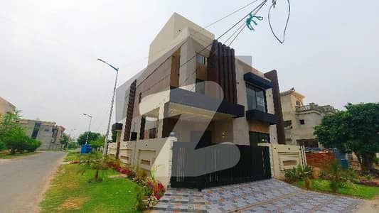 بینکرس ایوینیو کوآپریٹو ہاؤسنگ سوسائٹی لاہور میں 7 کمروں کا 8 مرلہ مکان 3.5 کروڑ میں برائے فروخت۔