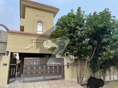 پی سی ایس آئی آر سٹاف کالونی لاہور میں 7 کمروں کا 1 کنال مکان 4.5 کروڑ میں برائے فروخت۔
