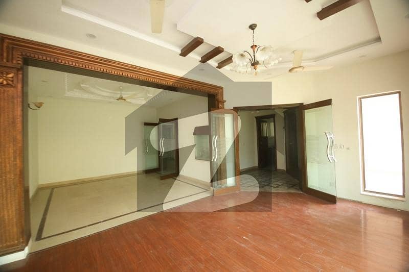 10 Marla Well Maintained Old House For Sale In DHA
