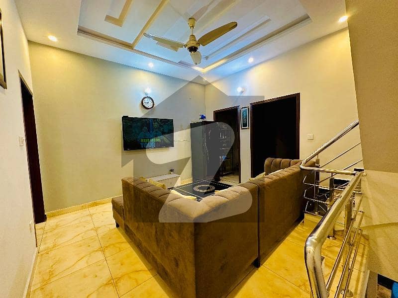 مرغزار آفیسرز کالونی لاہور میں 3 کمروں کا 3 مرلہ مکان 1.4 کروڑ میں برائے فروخت۔