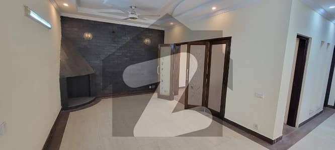10 Marla Beautiful Used House In Bahria Town Lahore