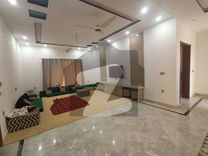 چنار باغ ۔ شاہین بلاک چنار باغ,لاہور میں 5 کمروں کا 2 کنال مکان 5.5 کروڑ میں برائے فروخت۔