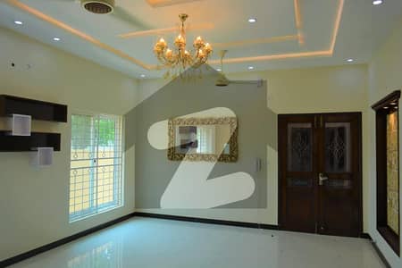 10 Marla House Available For Rent in Gulmohar Block Bahria Town Lahore