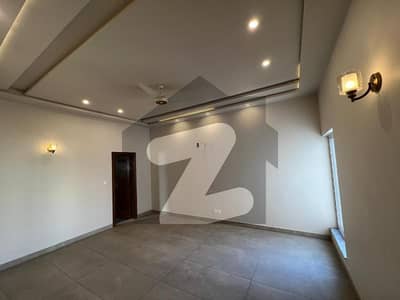 پیراڈائیز ویلی فیصل آباد میں 5 کمروں کا 11 مرلہ مکان 6.5 کروڑ میں برائے فروخت۔