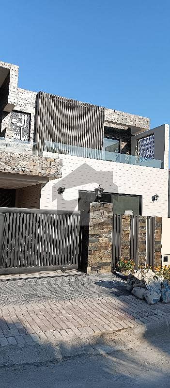 بحریہ ٹاؤن فیز 5 بحریہ ٹاؤن راولپنڈی,راولپنڈی میں 5 کمروں کا 1 کنال مکان 11.25 کروڑ میں برائے فروخت۔