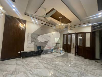 لیک سٹی ۔ سیکٹر ایم ۔ 2اے لیک سٹی,رائیونڈ روڈ,لاہور میں 6 کمروں کا 10 مرلہ مکان 1.6 لاکھ میں کرایہ پر دستیاب ہے۔