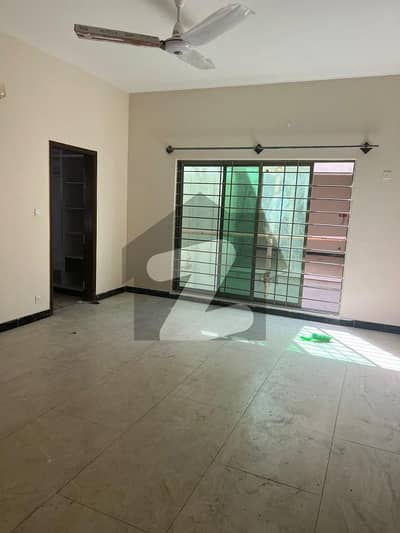 Flat Of 2700 Square Feet Is Available In Contemporary Neighborhood Of Cantt