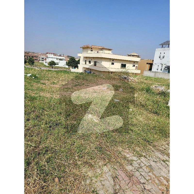 One Kanal Levelled &Amp; Solid Land Plot South Face Galli Corner Surrounded By Constructed &Amp; Occupied Houses On Back Of 1st Avenue Near To Park &Amp; Commercial Builders Location Plot &Amp; Ideal For Living(Price Is Slightly Negotiable)