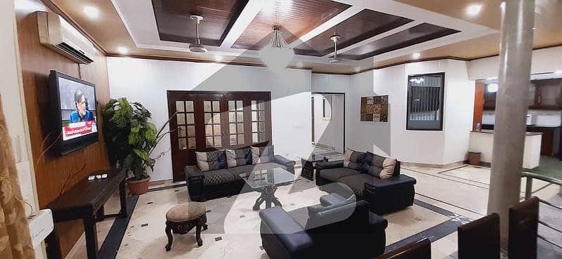 گلبرگ لاہور میں 8 کمروں کا 2 کنال مکان 6.0 لاکھ میں کرایہ پر دستیاب ہے۔