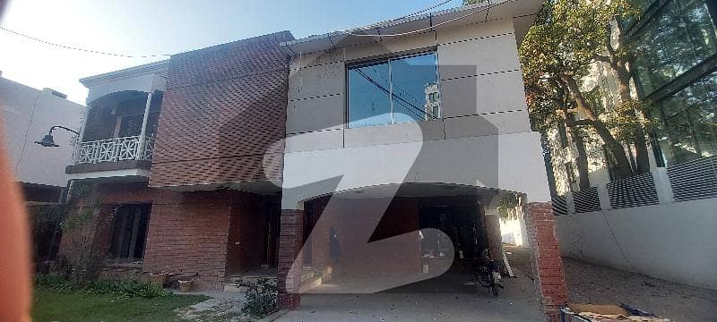 گلبرگ لاہور میں 10 کمروں کا 3 کنال مکان 10.0 لاکھ میں کرایہ پر دستیاب ہے۔
