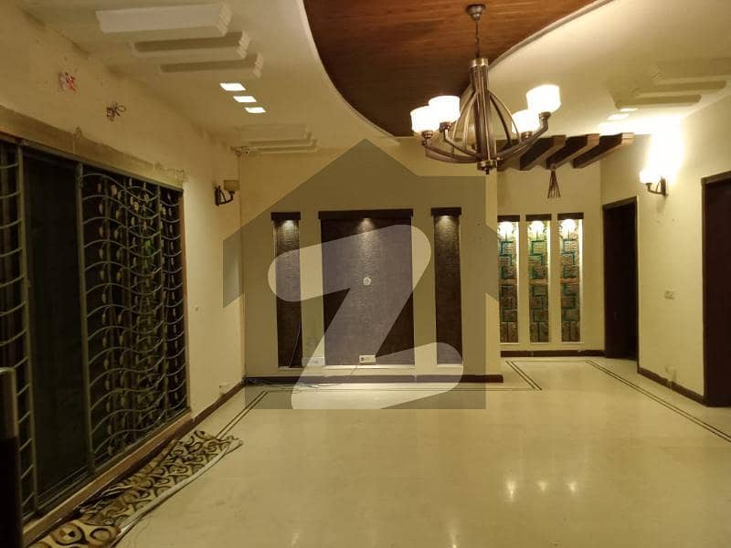 ڈی ایچ اے فیز 4 ڈیفنس (ڈی ایچ اے),لاہور میں 5 کمروں کا 1 کنال مکان 2.1 لاکھ میں کرایہ پر دستیاب ہے۔