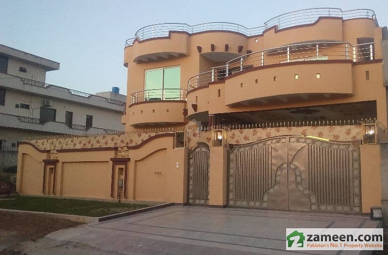 1 Kanal Triple Storey Luxury House In G-13/4 - Islamabad - Beautiful Location For Sale