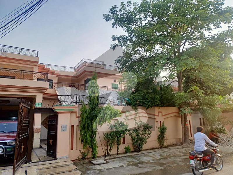 جوہر ٹاؤن فیز 1 - بلاک ای1 جوہر ٹاؤن فیز 1,جوہر ٹاؤن,لاہور میں 5 کمروں کا 1 کنال مکان 6.05 کروڑ میں برائے فروخت۔