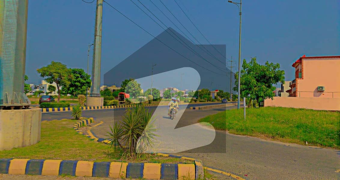 ڈی ایچ اے فیز 7 - بلاک پی فیز 7,ڈیفنس (ڈی ایچ اے),لاہور میں 1 کنال رہائشی پلاٹ 3.28 کروڑ میں برائے فروخت۔
