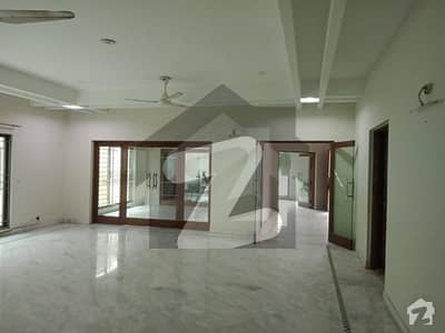 گلبرگ 3 گلبرگ,لاہور میں 8 کمروں کا 2 کنال مکان 5.5 لاکھ میں کرایہ پر دستیاب ہے۔