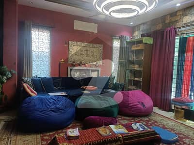 سوئی گیس ہاؤسنگ سوسائٹی لاہور میں 5 کمروں کا 19 مرلہ مکان 5.6 کروڑ میں برائے فروخت۔