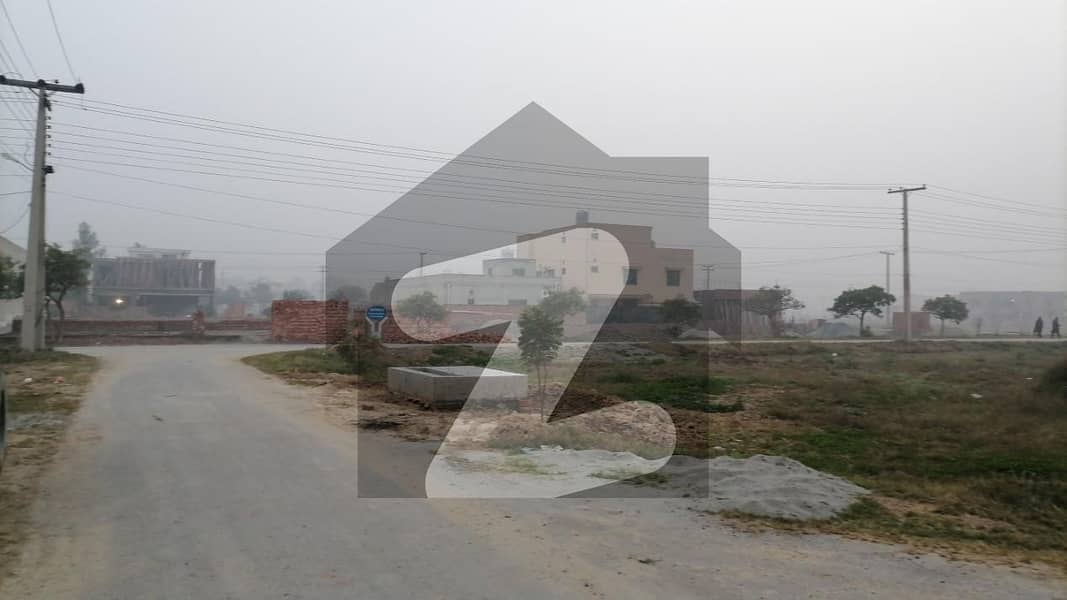فضائیہ ہاؤسنگ سکیم لاہور میں 1 کنال رہائشی پلاٹ 2.3 کروڑ میں برائے فروخت۔